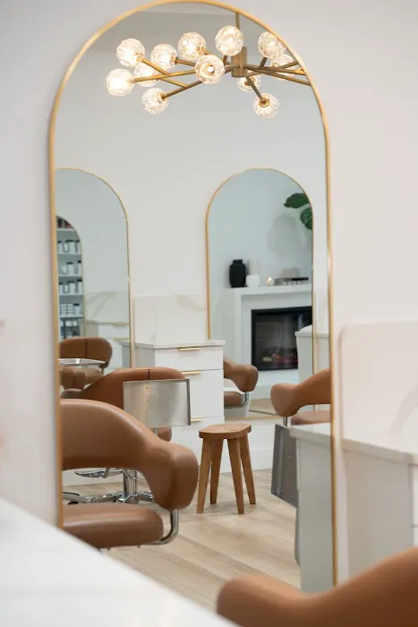 821 West Salon Picture 7