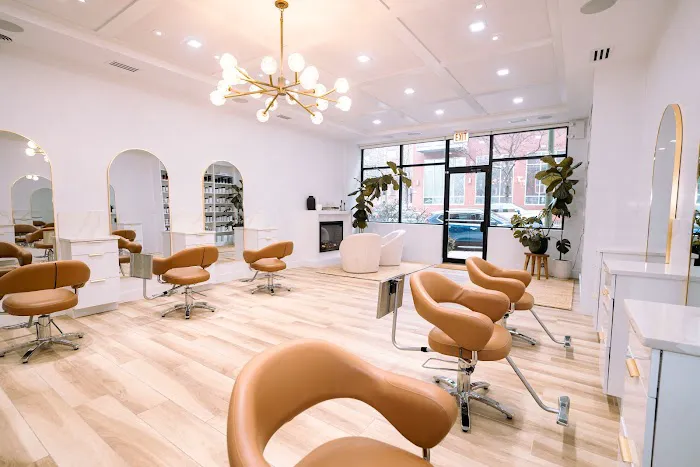 821 West Salon Picture 1