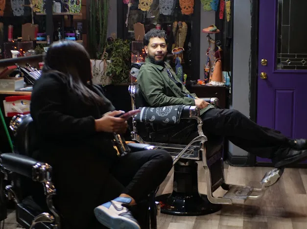 Elevated barbershop Lounge Picture 7