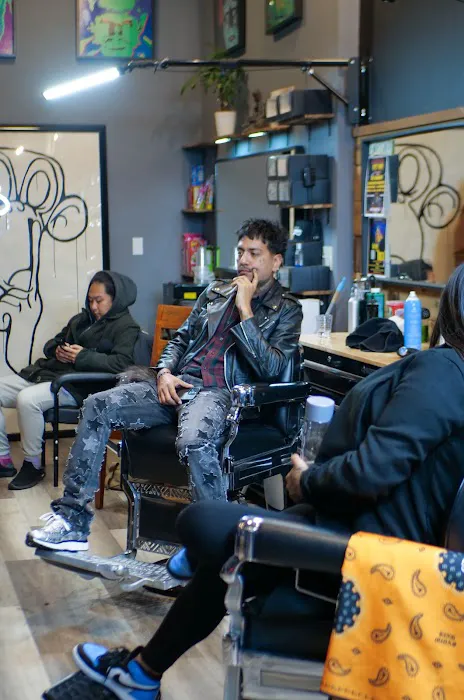 Elevated barbershop Lounge Picture 9