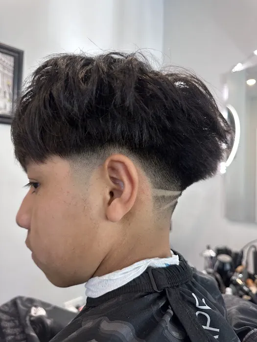 YOLIHAIRKUTZ CHICAGO’S LADY BARBER Picture 1