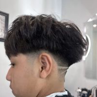YOLIHAIRKUTZ CHICAGO’S LADY BARBER ico