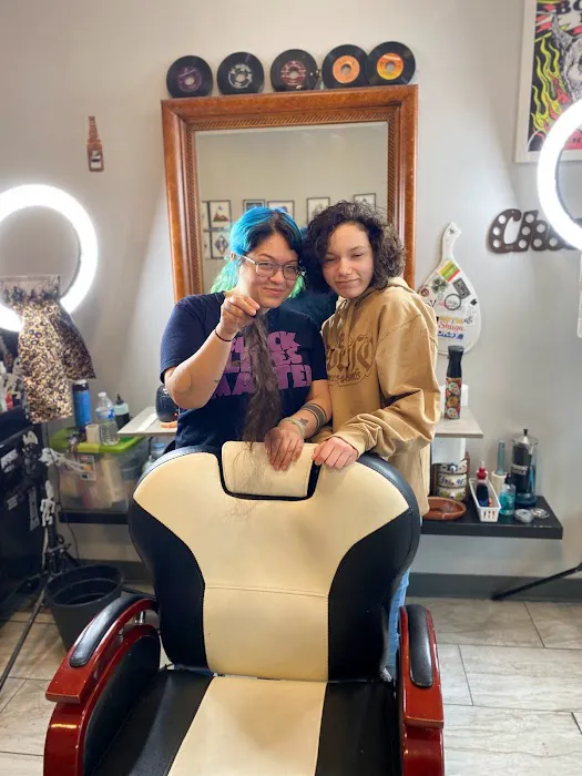 YOLIHAIRKUTZ CHICAGO’S LADY BARBER Picture 6