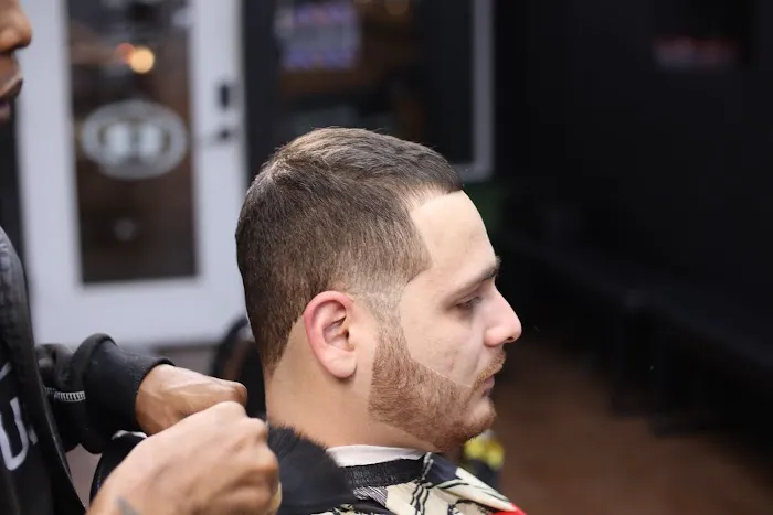 Upscale 606 Barber & Beauty Lounge Picture 4
