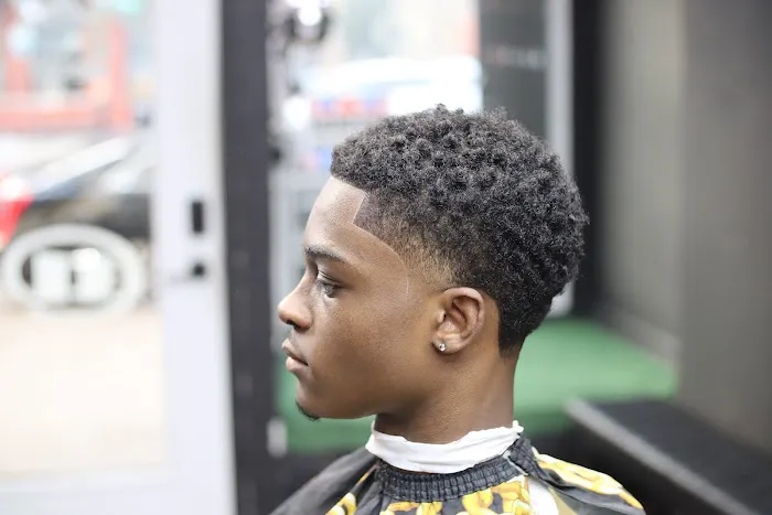 Upscale 606 Barber & Beauty Lounge Picture 9