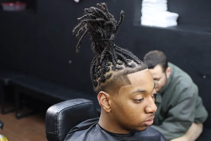 Upscale 606 Barber & Beauty Lounge Picture 7