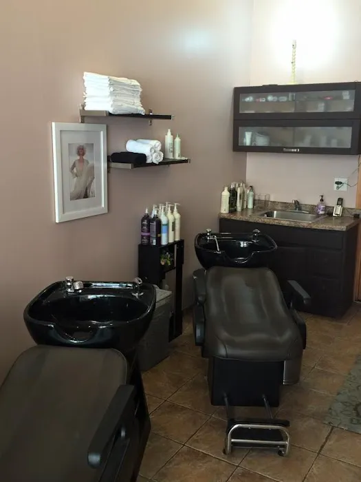Casanova Salon Picture 4