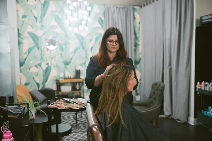 Chicago Avenue Salon Picture 4