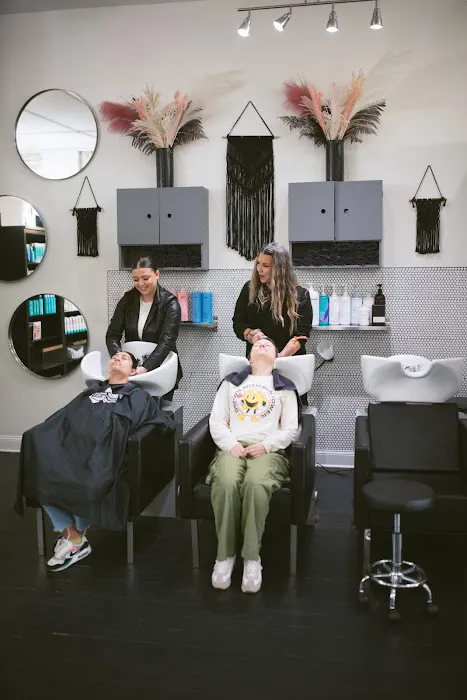 Chicago Avenue Salon Picture 7