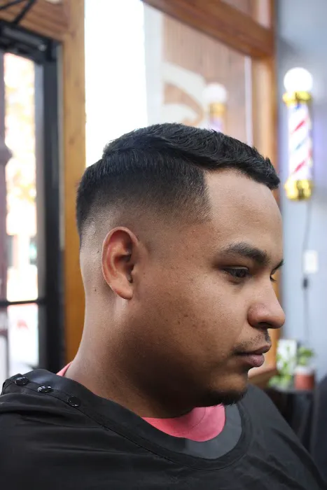 Gold Chair Barber Lounge. Picture 6