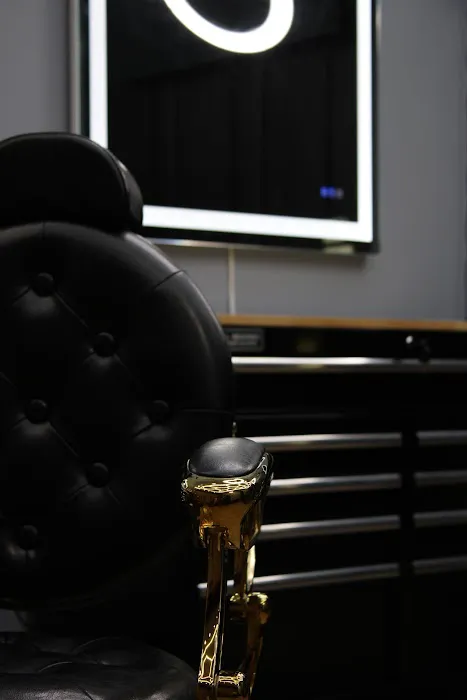 Gold Chair Barber Lounge. Picture 1