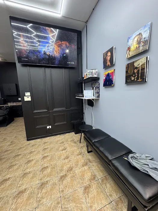 Gold Chair Barber Lounge. Picture 10