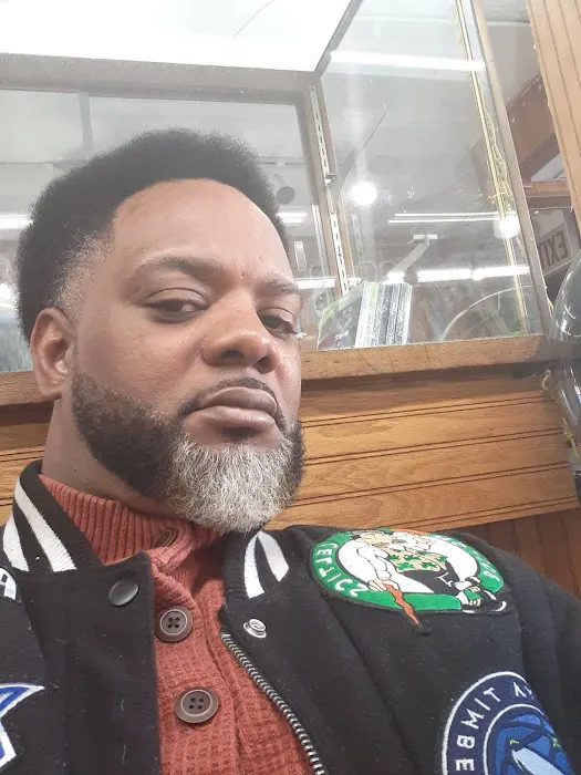 Headlines Barber Shop Picture 4