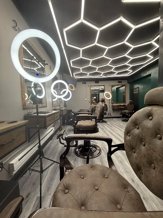 Fade O'Clock Barber studio Picture 7
