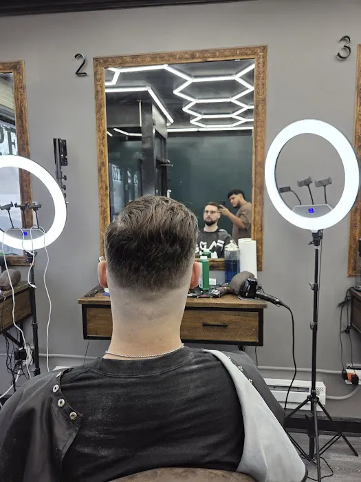 Fade O'Clock Barber studio Picture 10
