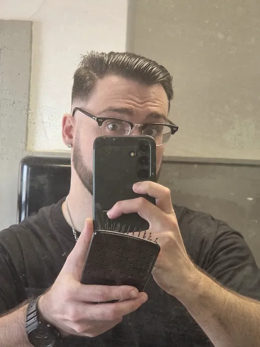 Fade O'Clock Barber studio Picture 4