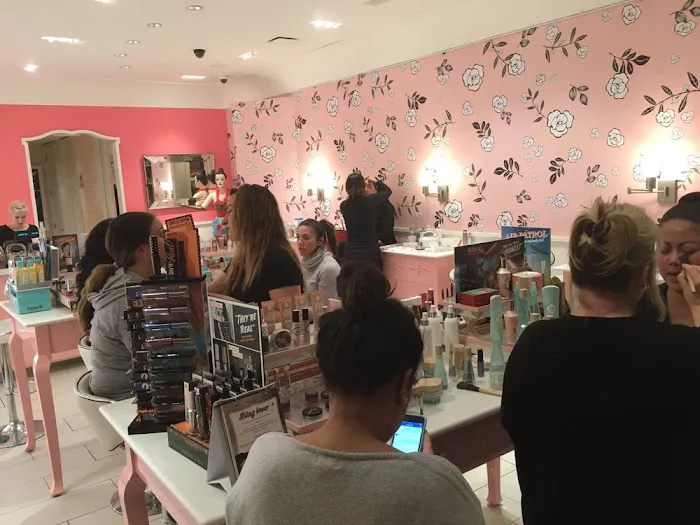 Benefit Cosmetics Boutique & BrowBar Picture 2