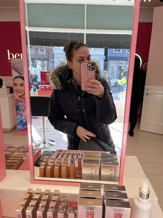 Benefit Cosmetics Boutique & BrowBar Picture 3