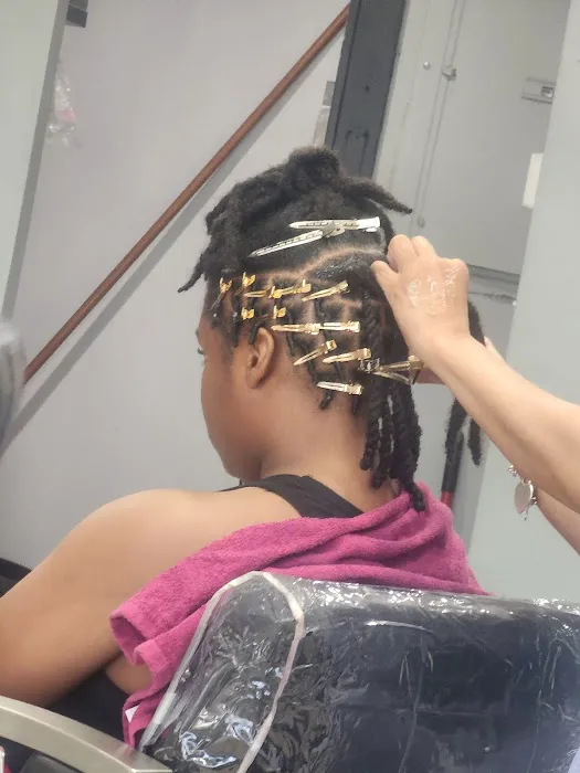 Phe.nom Cuts Barber & Beauty Salon Picture 4