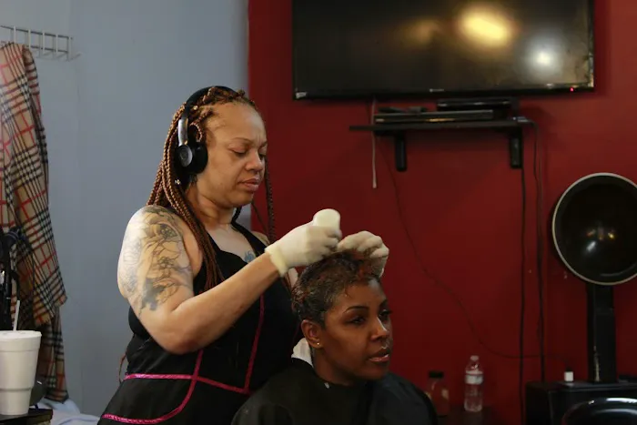 GO GETTAZ BARBER AND BEAUTY SALON Picture 3