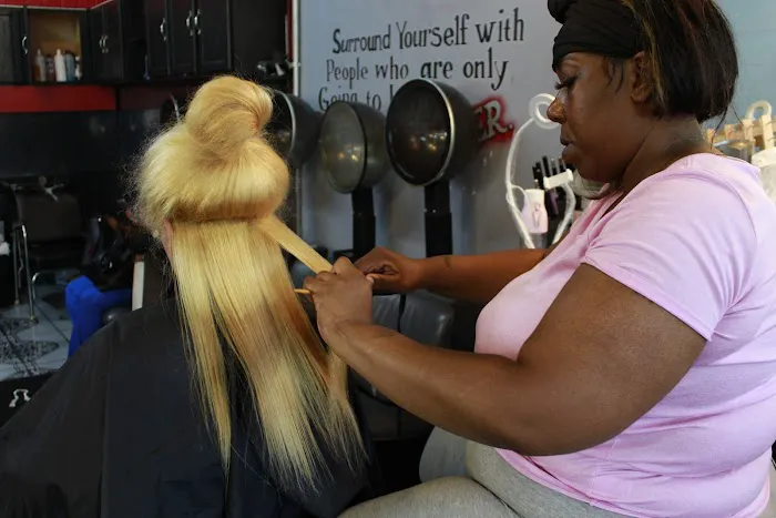 GO GETTAZ BARBER AND BEAUTY SALON Picture 1