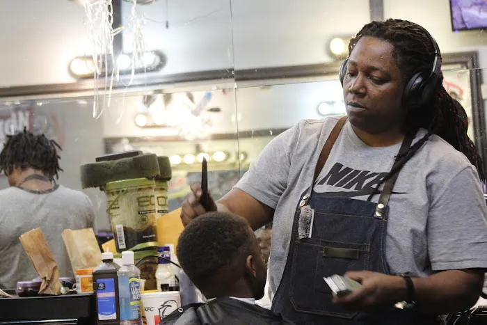 GO GETTAZ BARBER AND BEAUTY SALON Picture 9