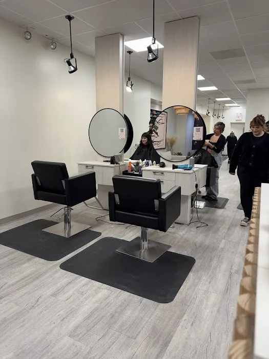 Reflektion Salon Picture 5