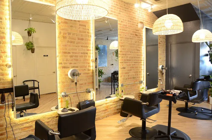 606 Salon Picture 1