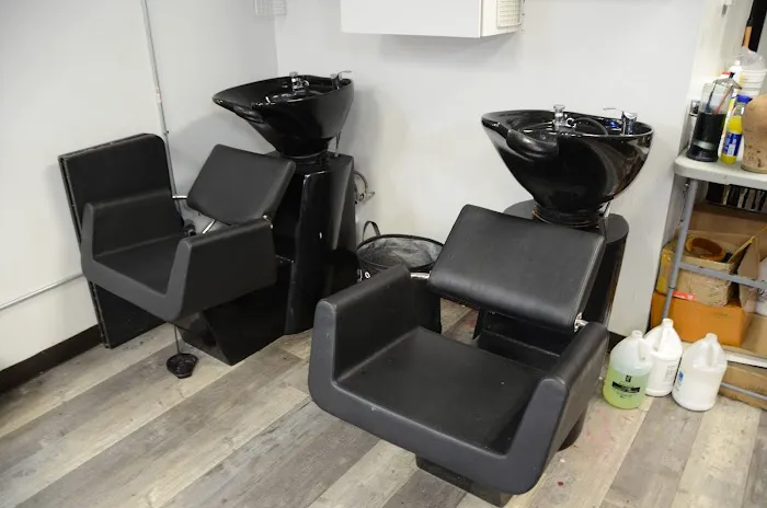 HAUS OF CB BEAUTY BAR Picture 3