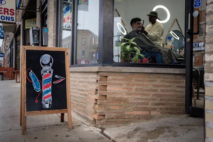 Blue Line Barbers (Logan Square) Picture 4