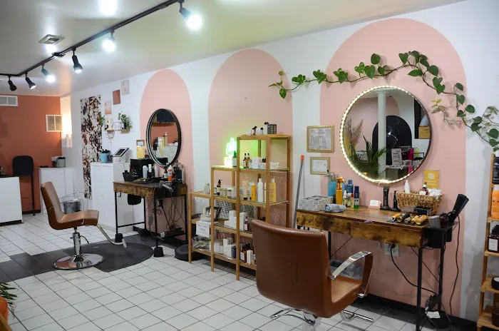 Salvage Grooming Lounge Picture 7