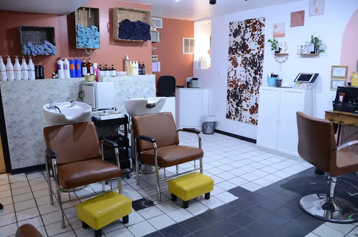 Salvage Grooming Lounge Picture 6