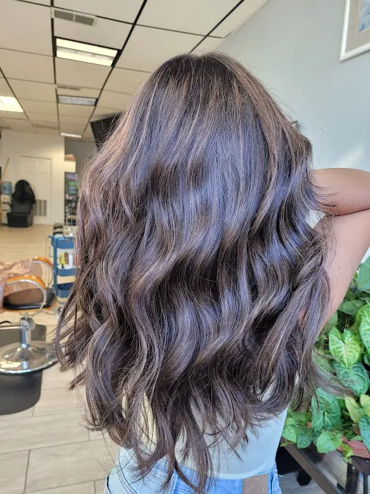 Mia's hair salon Picture 1