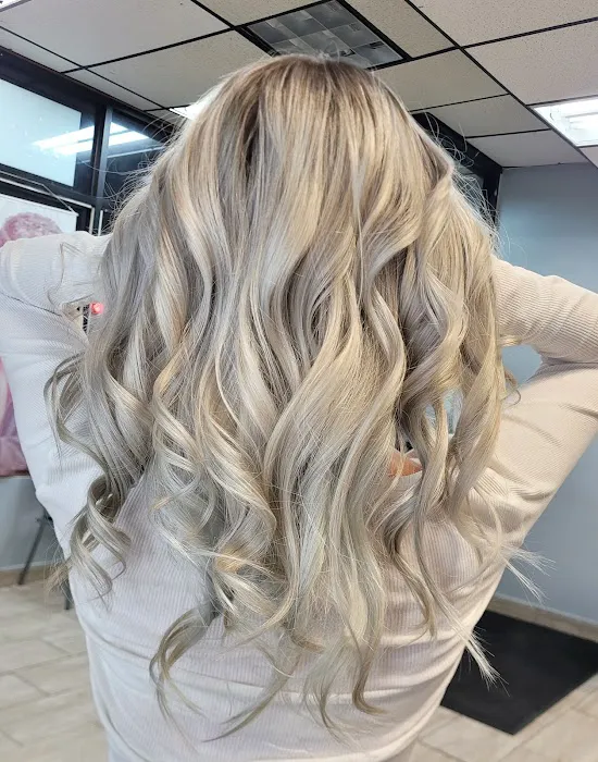 Mia's hair salon Picture 3
