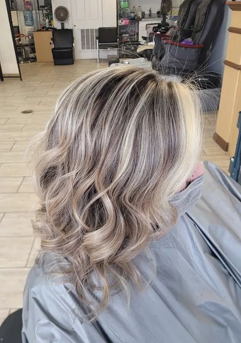 Mia's hair salon Picture 8