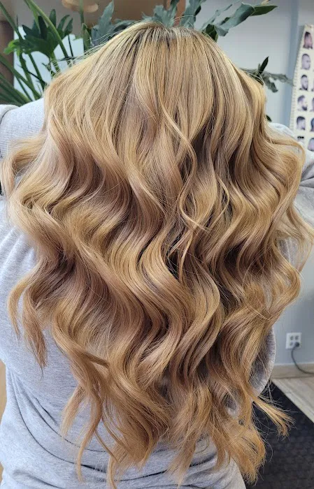 Mia's hair salon Picture 9
