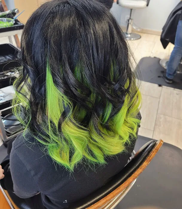 Mia's hair salon Picture 5