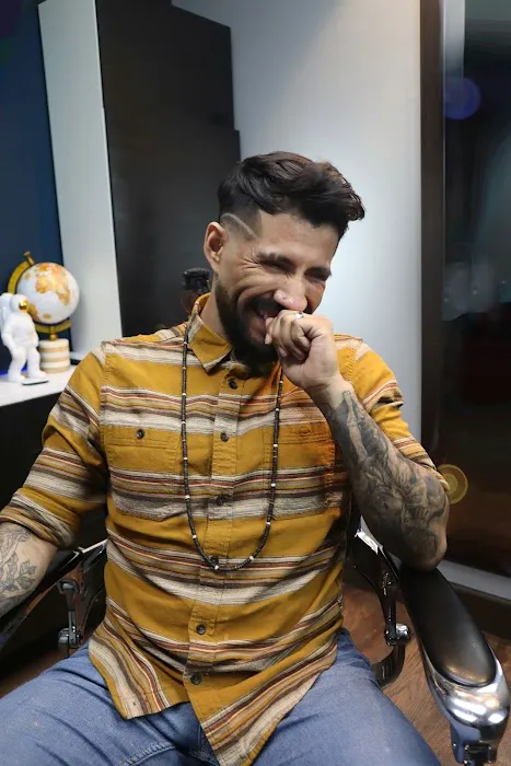 Adryan the barber Picture 3