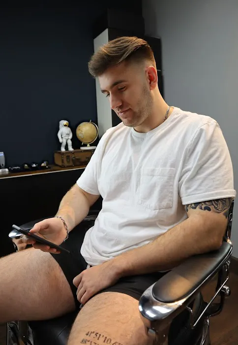 Adryan the barber Picture 5