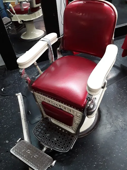 Demetrio's Barber Shop Picture 4