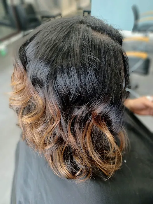 Roots & Cuttery Glamour Salon Picture 7