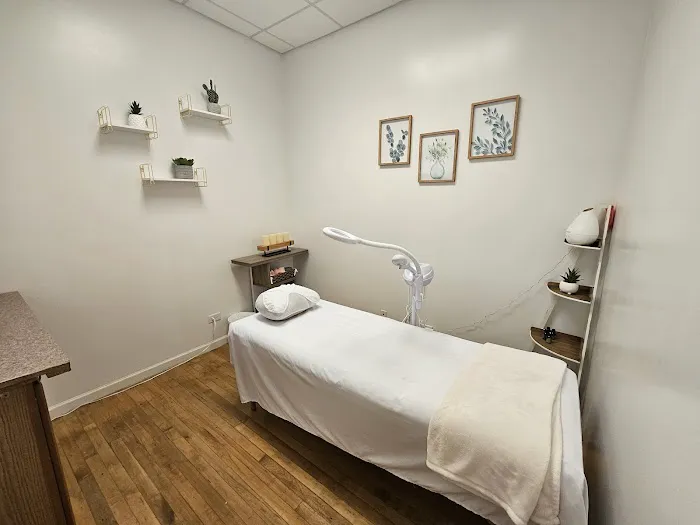 Roots & Cuttery Glamour Salon Picture 2