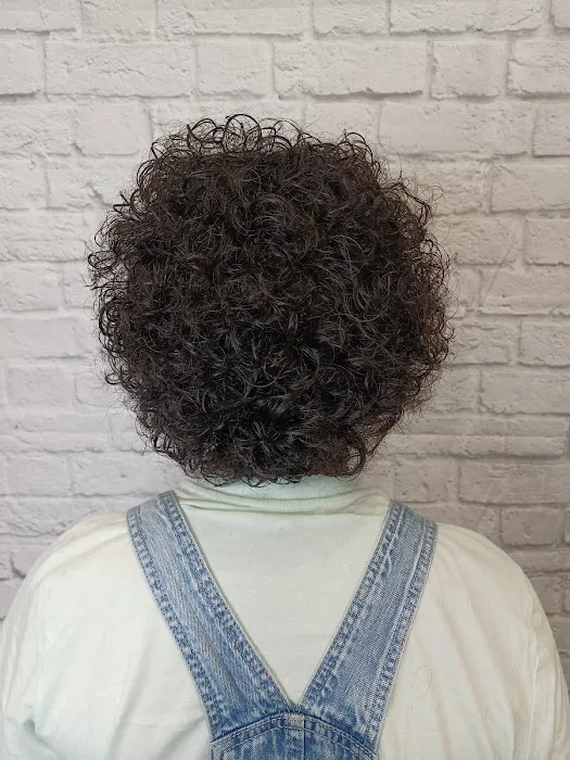 Roots & Cuttery Glamour Salon Picture 4