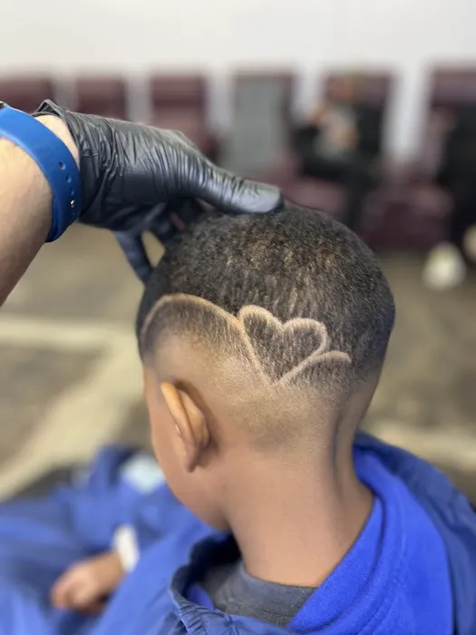 Designer Barber Lounge Picture 5