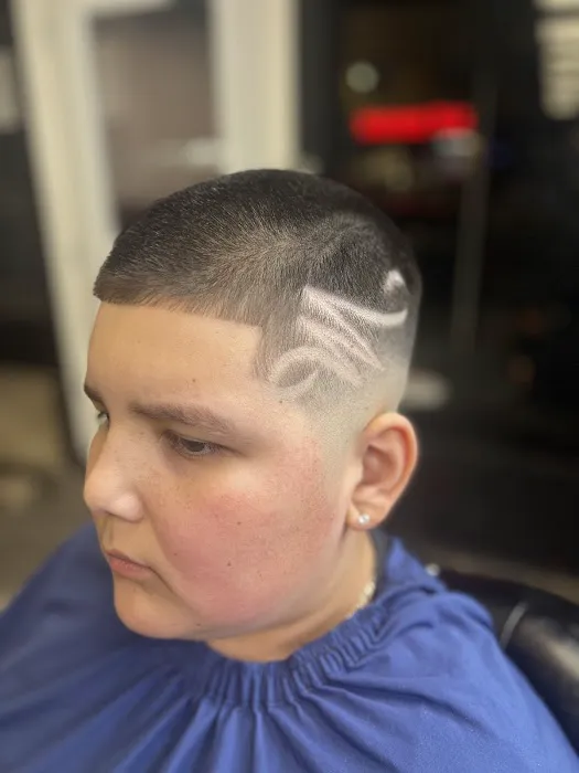 Designer Barber Lounge Picture 1