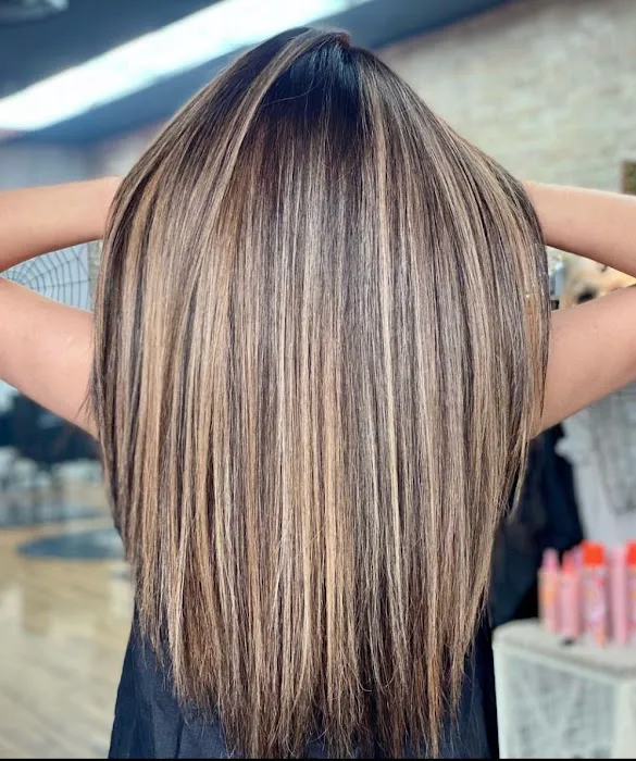 Mane Refinery Salon Picture 10
