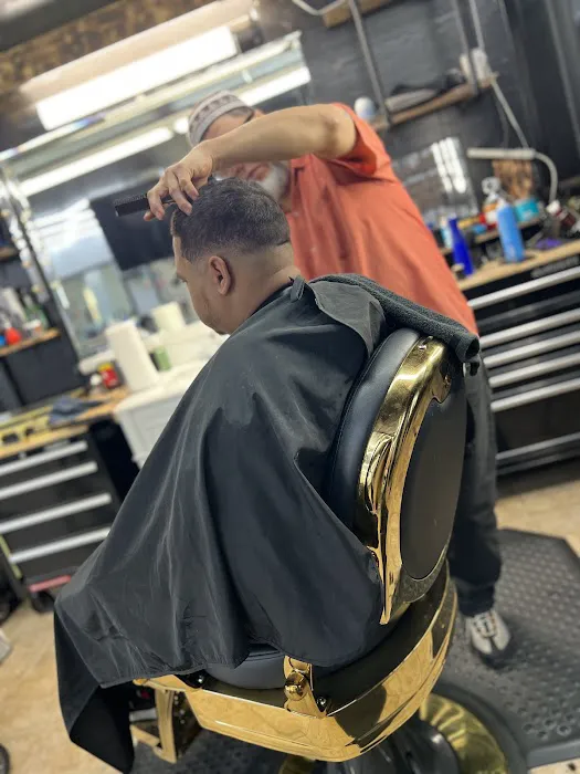 Lalo's Upper Cutz Barber Shop Picture 6