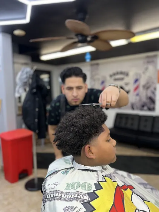 Lalo's Upper Cutz Barber Shop Picture 4