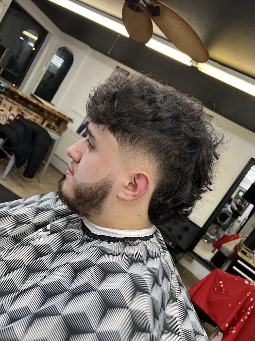 Lalo's Upper Cutz Barber Shop Picture 8