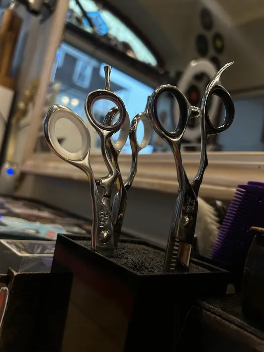 Magos Styling Cave — Barbershop Picture 5